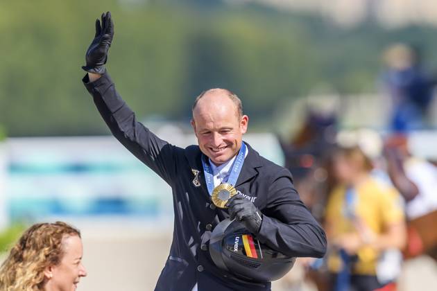 FRA, Olympische Sommerspiele Paris 2024, Vielseitigkeits Springen Einzel Finale 29.07.2024, Ch??teau de Versailles, Paris, FRA, Olympische Sommerspiele Paris 2024, Vielseitigkeits Springen Einzel Finale , im Bild Michael Jung mit seinem Pferd Chipmunk holt Gold
