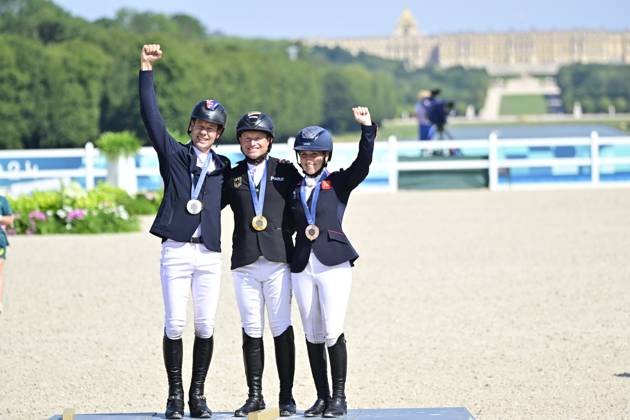 PARIS, FRANKRIKE 20240729 Australiens Christoffer Burton (silver) Tysklands Michael Jung (guld) och Storbritanniens Laura Collett (brons) med sina medaljer efter individuell hoppning i fälttävlan pa OS-arenan i Versailles under sommar-OS i Paris 2024.