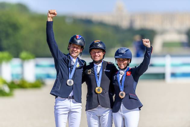 FRA, Olympische Sommerspiele Paris 2024, Vielseitigkeits Springen Einzel Finale 29.07.2024, Ch??teau de Versailles, Paris, FRA, Olympische Sommerspiele Paris 2024, Vielseitigkeits Springen Einzel Finale , im Bild Michael Jung mit seinem Pferd Chipmunk holt Gold Christopher BURTON (AUS) Silbermedaille Laura COLLETT GBR Bronze