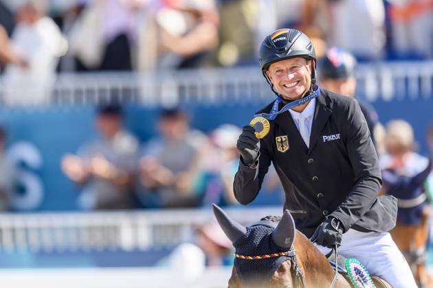 FRA, Olympische Sommerspiele Paris 2024, Vielseitigkeits Springen Einzel Finale 29.07.2024, Ch??teau de Versailles, Paris, FRA, Olympische Sommerspiele Paris 2024, Vielseitigkeits Springen Einzel Finale , im Bild Michael Jung mit seinem Pferd Chipmunk holt Gold