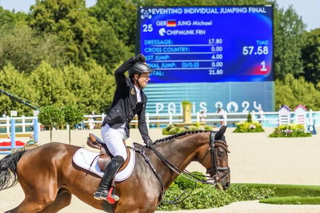FRA, Olympische Sommerspiele Paris 2024, Vielseitigkeits Springen Einzel Finale 29.07.2024, Ch??teau de Versailles, Paris, FRA, Olympische Sommerspiele Paris 2024, Vielseitigkeits Springen Einzel Finale , im Bild Michael Jung mit seinem Pferd Chipmunk holt Gold