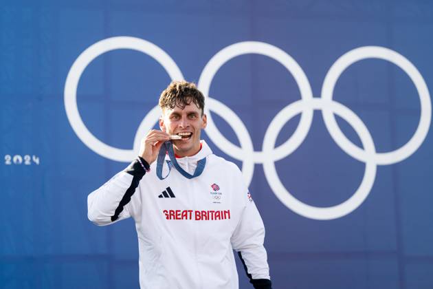 BURGESS Adam (Großbritannien) jubelt ueber Platz 2 und die Silber Medaille auf dem Podium bei der Siegerehrung, FRA, Olympische Spiele Paris 2024, Kanuslalom, Herren Canadier C1, 29.07.2024 FRA, Olympische Spiele Paris 2024, Kanuslalom, Herren Canadier C1, 29.07.2024 Vaires sur Marne Copyright: xEibner-Pressefoto Memmlerx EP_MMR