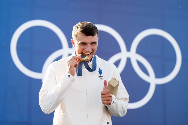 GESTIN Nicolas (Frankreich) jubelt ueber den Sieg und die Gold Medaille auf dem Podium bei der Siegerehrung, FRA, Olympische Spiele Paris 2024, Kanuslalom, Herren Canadier C1, 29.07.2024 FRA, Olympische Spiele Paris 2024, Kanuslalom, Herren Canadier C1, 29.07.2024 Vaires sur Marne Copyright: xEibner-Pressefoto Memmlerx EP_MMR