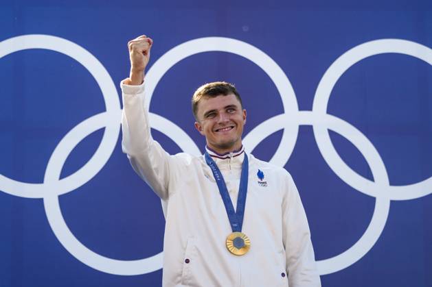 Nicolas Gestin of Team France celebrates on the podium after winning the gold medal in the Men s C1 Canoe Slalom final at the Vaires-sur-Marne Nautical Stadium outside Paris during the 2024 Paris Summer Olympic Games, Olympische Spiele, Olympia, OS in Paris, France, Monday, July 29, 2024.  OLY20240729404 PaulxHanna