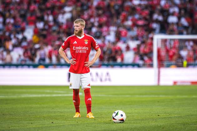 SL Benefica Vs Feyenoord in Lisbon, Portugal - 28 Jul 2024 Jan-Niklas Beste of SL Benfica in action during the Pre-Season Friendly match between SL Benfica and Feyenoord at Estadio da Luz. (Final score: SL Benfica 5 - 0 Feyenoord) Lisbon Portugal Copyright: xHenriquexCasinhasx xSOPAxImagesx HCASINHAS_28072024_SLBENFICA_VS_FEYENOORD_029