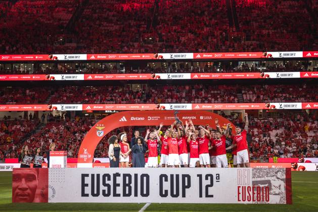 SL Benefica Vs Feyenoord in Lisbon, Portugal - 28 Jul 2024 SL Benfica players receive the Eusebio Cup Trophy at the end of the Pre-Season Friendly match between SL Benfica and Feyenoord at Estadio da Luz. (Final score: SL Benfica 5 - 0 Feyenoord) Lisbon Portugal Copyright: xHenriquexCasinhasx xSOPAxImagesx HCASINHAS_28072024_SLBENFICA_VS_FEYENOORD_050