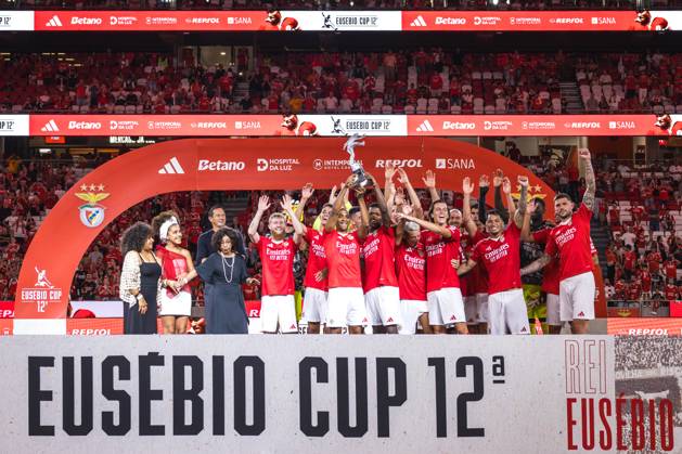 SL Benefica Vs Feyenoord in Lisbon, Portugal - 28 Jul 2024 SL Benfica players receive the Eusebio Cup Trophy at the end of the Pre-Season Friendly match between SL Benfica and Feyenoord at Estadio da Luz. (Final score: SL Benfica 5 - 0 Feyenoord) Lisbon Portugal Copyright: xHenriquexCasinhasx xSOPAxImagesx HCASINHAS_28072024_SLBENFICA_VS_FEYENOORD_051