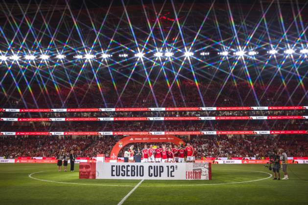SL Benefica Vs Feyenoord in Lisbon, Portugal - 28 Jul 2024 SL Benfica players receive the Eusebio Cup Trophy at the end of the Pre-Season Friendly match between SL Benfica and Feyenoord at Estadio da Luz. (Final score: SL Benfica 5 - 0 Feyenoord) Lisbon Portugal Copyright: xHenriquexCasinhasx xSOPAxImagesx HCASINHAS_28072024_SLBENFICA_VS_FEYENOORD_054