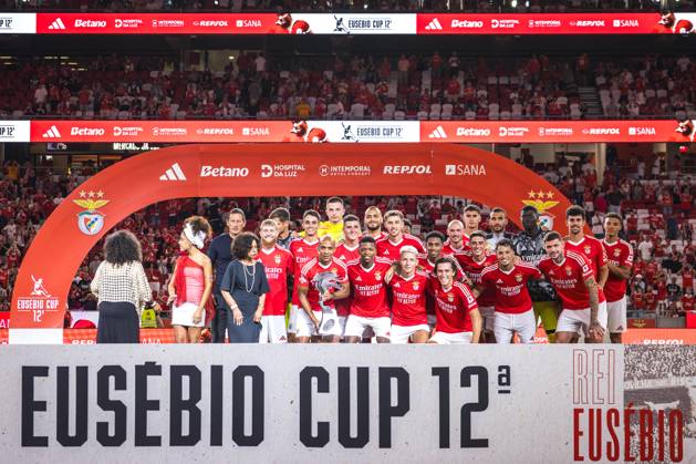 SL Benefica Vs Feyenoord in Lisbon, Portugal - 28 Jul 2024 SL Benfica players receive the Eusebio Cup Trophy at the end of the Pre-Season Friendly match between SL Benfica and Feyenoord at Estadio da Luz. (Final score: SL Benfica 5 - 0 Feyenoord) Lisbon Portugal Copyright: xHenriquexCasinhasx xSOPAxImagesx HCASINHAS_28072024_SLBENFICA_VS_FEYENOORD_055