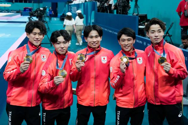 PARIS, FRANCE - JULY 29: L-R) Hashimoto Daiki of Japan, Oka Shinnosuke of Japan, Kaya Kazuma of Japan, Tanigawa Wataru of Japan, Sugino Takaaki of Japan pose with their gold medal after their victory during the Men s Artistic Gymnastics Team Final on day three of the Olympic Games, Olympische Spiele, Olympia, OS Paris 2024 at Bercy Arena on July 29, 2024 in Paris, France. Paris Bercy Arena France Copyright: xJustPictures.ch DanielaxPorcellix jp-en-EuSpIm-20240729-_DP11883