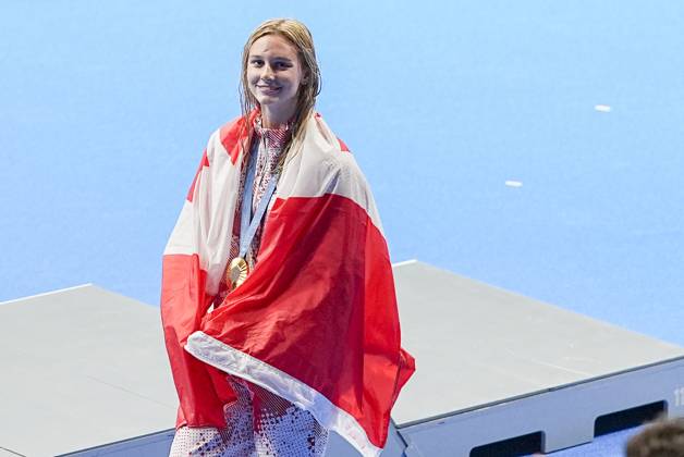 NANTERRE, FRANCE - JULY 29: Summer McIntosh of Canada celebrates her gold wearing a Canada Flag during the Women™s 400m Individual Medley Medal Ceremony on day three of the Olympic Games, Olympische Spiele, Olympia, OS Paris 2024 at Paris La Defense Arena on July 29, 2024 in Nanterre, France. Nanterre Paris La Defense Arena France Copyright: xJustPictures.ch JarixPestelaccix jp-en-EuSpIm-JPH04118