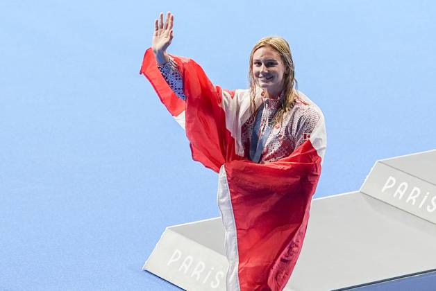 Sport Bilder des Tages NANTERRE, FRANCE - JULY 29: Summer McIntosh of Canada celebrates her gold wearing a Canada Flag during the Women™s 400m Individual Medley Medal Ceremony on day three of the Olympic Games, Olympische Spiele, Olympia, OS Paris 2024 at Paris La Defense Arena on July 29, 2024 in Nanterre, France. Nanterre Paris La Defense Arena France Copyright: xJustPictures.ch JarixPestelaccix jp-en-EuSpIm-JPH04119