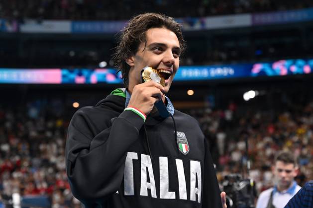 OLY24 SWIMMING, gold medallist Italian swimmer Thomas Ceccon poses with his gold medal after winning the Men s 100m Backstroke Final at Paris La Defense Arena, as part of the 2024 Paris Olympic Games, Olympische Spiele, Olympia, OS in Paris, France, Monday, July 29, 2024. ( NO ARCHIVING, EDITORIAL USE ONLY, NO USE IN BOOKS WITHOUT CONSENT PARIS FRANCE Copyright: xDEANxLEWINSx 20240730155693167369