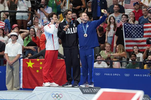 Italy s Thomas Ceccon winner of the men& x2019;s100 mt breaststroke final gold medal on the podium at the 2024 Summer Olympics, Monday, July 29, 2024, in Paris, France.  Copyright: xGianxMattiaxD Alberto LaPressex