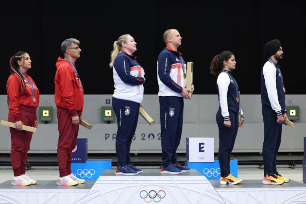Sportschießen, Mixed Team 10m Luftpistole, Olympiasieger Zorana Arunovic und Damir Mikec (240730) -- CHATEAUROUX, July 30, 2024 -- Gold medalists Zorana Arunovic (3rd L) Damir Mikec (3rd R) of Serbia, silver medalists Sevval Ilayda Tarhan (1st L) Yusuf Dikec (2nd L) of T¨¹rkiye and bronze medalists Manu Bhaker (2nd R) Sarabjot Singh of India attend the awarding ceremony after the 10m air pistol mixed team gold medal match of shooting between T¨¹rkiye and Serbia at the Paris 2024 Olympic Games, Olympische Spiele, Olympia, OS in Chateauroux, France, on July 30, 2024. ) (PARIS2024)FRANCE-CHATEAUROUX-OLY-SHOOTING ZhaoxDingzhe