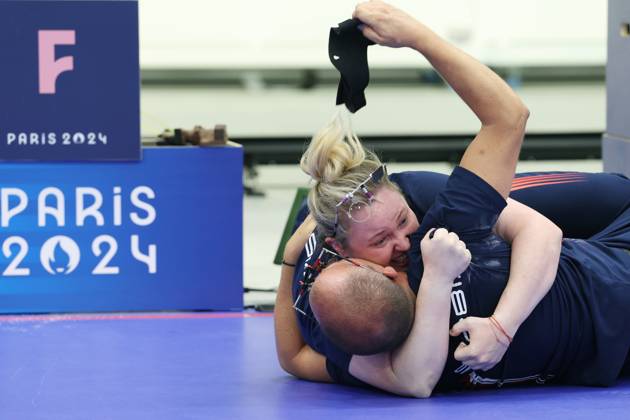 Sport Bilder des Tages Sportschießen, Mixed Team 10m Luftpistole, Olympiasieger Zorana Arunovic und Damir Mikec (240730) -- CHATEAUROUX, July 30, 2024 -- Zorana Arunovic (top) Damir Mikec of Serbia celebrate winning the 10m air pistol mixed team gold medal match of shooting between T¨¹rkiye and Serbia at the Paris 2024 Olympic Games, Olympische Spiele, Olympia, OS in Chateauroux, France, on July 30, 2024. ) (PARIS2024)FRANCE-CHATEAUROUX-OLY-SHOOTING ZhaoxDingzhe