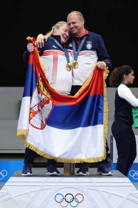 Sportschießen, Mixed Team 10m Luftpistole, Olympiasieger Zorana Arunovic und Damir Mikec (240730) -- CHATEAUROUX, July 30, 2024 -- Gold medelists Zorana Arunovic (L) Damir Mikec of Serbia attend the awarding ceremony after the 10m air pistol mixed team gold medal match of shooting between T¨¹rkiye and Serbia at the Paris 2024 Olympic Games, Olympische Spiele, Olympia, OS in Chateauroux, France, on July 30, 2024. ) (PARIS2024)FRANCE-CHATEAUROUX-OLY-SHOOTING ZhaoxDingzhe