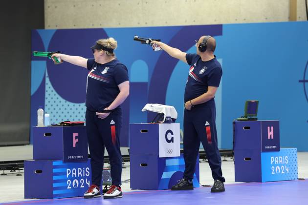 Sportschießen, Mixed Team 10m Luftpistole, Olympiasieger Zorana Arunovic und Damir Mikec (240730) -- CHATEAUROUX, July 30, 2024 -- Zorana Arunovic (L) Damir Mikec of Serbia compete during the 10m air pistol mixed team gold medal match of shooting between T¨¹rkiye and Serbia at the Paris 2024 Olympic Games, Olympische Spiele, Olympia, OS in Chateauroux, France, on July 30, 2024. ) (PARIS2024)FRANCE-CHATEAUROUX-OLY-SHOOTING ZhaoxDingzhe