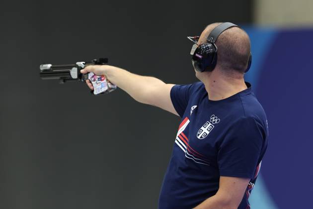 Sportschießen, Mixed Team 10m Luftpistole, Olympiasieger Zorana Arunovic und Damir Mikec (240730) -- CHATEAUROUX, July 30, 2024 -- Damir Mikec of Serbia competes during the 10m air pistol mixed team gold medal match of shooting between T¨¹rkiye and Serbia at the Paris 2024 Olympic Games, Olympische Spiele, Olympia, OS in Chateauroux, France, on July 30, 2024. ) (PARIS2024)FRANCE-CHATEAUROUX-OLY-SHOOTING ZhaoxDingzhe