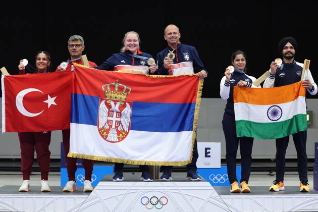 Sportschießen, Mixed Team 10m Luftpistole, Olympiasieger Zorana Arunovic und Damir Mikec (240730) -- CHATEAUROUX, July 30, 2024 -- Gold medalists Zorana Arunovic (3rd L) Damir Mikec (3rd R) of Serbia, silver medalists Sevval Ilayda Tarhan (1st L) Yusuf Dikec (2nd L) of T¨¹rkiye and bronze medalists Manu Bhaker (2nd R) Sarabjot Singh of India attend the awarding ceremony after the 10m air pistol mixed team gold medal match of shooting between T¨¹rkiye and Serbia at the Paris 2024 Olympic Games, Olympische Spiele, Olympia, OS in Chateauroux, France, on July 30, 2024. ) (PARIS2024)FRANCE-CHATEAUROUX-OLY-SHOOTING ZhaoxDingzhe