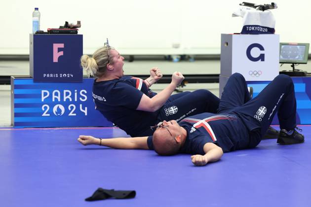 Sportschießen, Mixed Team 10m Luftpistole, Olympiasieger Zorana Arunovic und Damir Mikec (240730) -- CHATEAUROUX, July 30, 2024 -- Zorana Arunovic (top) Damir Mikec of Serbia celebrate winning the 10m air pistol mixed team gold medal match of shooting between T¨¹rkiye and Serbia at the Paris 2024 Olympic Games, Olympische Spiele, Olympia, OS in Chateauroux, France, on July 30, 2024. ) (PARIS2024)FRANCE-CHATEAUROUX-OLY-SHOOTING ZhaoxDingzhe