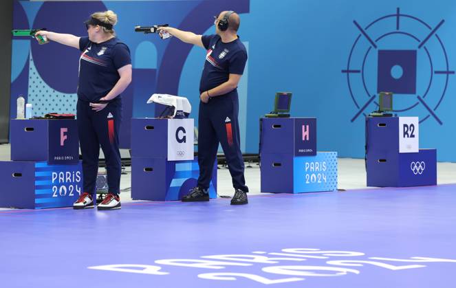 Sportschießen, Mixed Team 10m Luftpistole, Olympiasieger Zorana Arunovic und Damir Mikec (240730) -- CHATEAUROUX, July 30, 2024 -- Zorana Arunovic (L) Damir Mikec of Serbia compete during the 10m air pistol mixed team gold medal match of shooting between T¨¹rkiye and Serbia at the Paris 2024 Olympic Games, Olympische Spiele, Olympia, OS in Chateauroux, France, on July 30, 2024. ) (PARIS2024)FRANCE-CHATEAUROUX-OLY-SHOOTING ZhaoxDingzhe