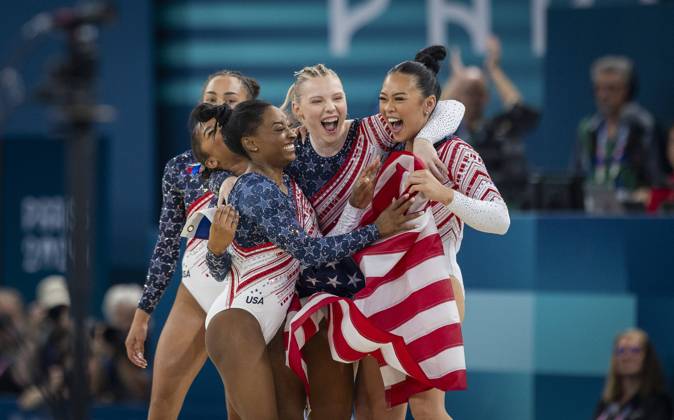 Bilder des Jahres 2024, Sport 08 August Sport Bilder des Tages Paris, France. 30th Jul 2024. Simone Biles, Jade Carey , Hezly Rivera, Jordan Chiles, Sunisa Lee, (USA) celebrate their Team Gold medal win cheers after her floor exercise round Paris 2024 Olympic Games, Olympische Spiele, Olympia, OS Artistic Gymnastics Women s Team Final Olympische Spiele 30.07.2024