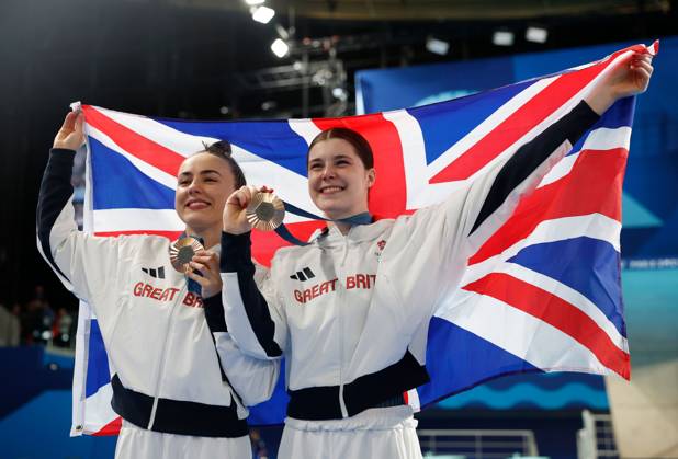 Andrea Spendolini-Sirieix and Lois Toulson of Great Britain celebrate with their Bronze Medals in the Women s Synchronised 10m Platform Final Paris 2024 Olympic Games, Olympische Spiele, Olympia, OS Day Five, Paris, France - 31 Jul 2024  Copyright: xManuelxReino Shutterstockx 14612466av