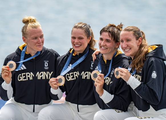 Bilder des Jahres 2024, Sport 08 August Sport Themen der Woche KW31 Sport Bilder des Tages (240731) -- VAIRES-SUR-MARNE, July 31, 2024 -- Bronze medalists Maren Voelz (1st R) Tabea Schendekehl (2nd R) Leonie Menzel (2nd L) Pia Greiten of Germany celebrate during the awarding ceremony after the women s quadruple sculls final A of rowing at the Paris 2024 Olympic Games, Olympische Spiele, Olympia, OS in Vaires-sur-Marne, France, on July 31, 2024. ) (PARIS2024)FRANCE-VAIRES-SUR-MARNE-OLY-ROWING SunxFei 