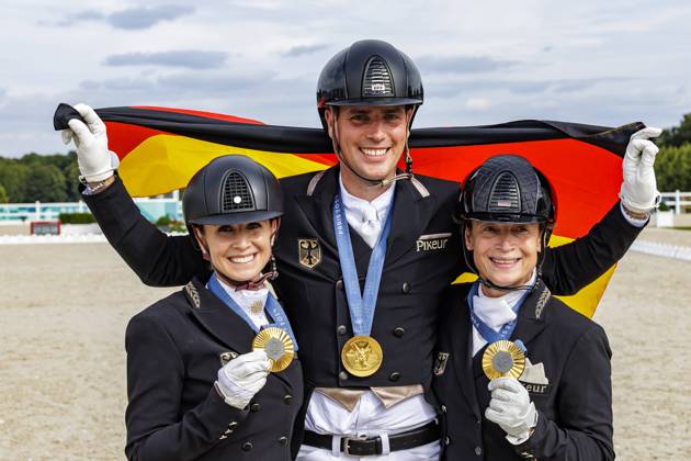 Bilder des Jahres 2024, Sport 08 August Sport Themen der Woche KW31 Sport Bilder des Tages PARIS - Olympische Sommer Spiele Olympic Summer Games 2024, PARIS - Olympische Sommer Spiele Olympic Summer Games 2024 Team Deutschland, Team Germany VON BREDOW-WERNDL Jessica (GER), WANDRES Frederic (GER), WERTH Isabell (GER) Team Final Grand Prix Special Paris, Schloss Versailles, ChÃ¢teau de Versailles 03. August 2024 -