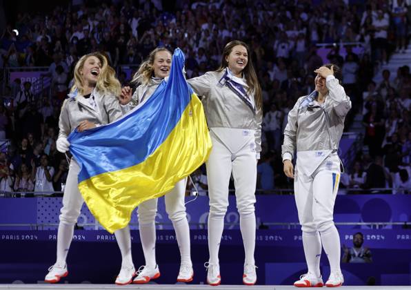 Bilder des Jahres 2024, Sport 08 August Sport Themen der Woche KW31 Sport Bilder des Tages (240803) -- PARIS, Aug. 3, 2024 -- Team Ukraine celebrate victory after the women s sabre team gold medal match of fencing between Ukrain and South Korea at the Paris 2024 Olympic Games, Olympische Spiele, Olympia, OS in Paris, France, Aug. 3, 2024. ) (PARIS2024) FRANCE-PARIS-OLY-FENCING FeixMaohua 