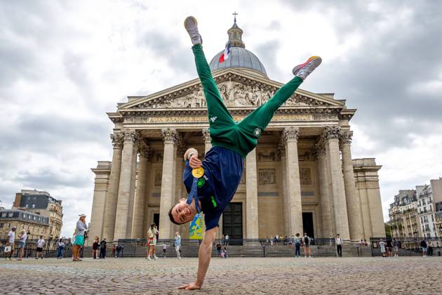 Bilder des Jahres 2024, Sport 08 August Sport Themen der Woche KW31 Sport Bilder des Tages Gold Medal Winner Rhys McClenaghan At The Pantheon, Paris, France 4 8 2024 Men s Pommel Horse Final Gold Medalist Rhys McClenaghan pictured this morning at the Pantheon in Paris with his Gold medal Rhys McClenaghan with his Gold medal 4 8 2024  Copyright: x INPHO MorganxTreacyx MT1_7241_1