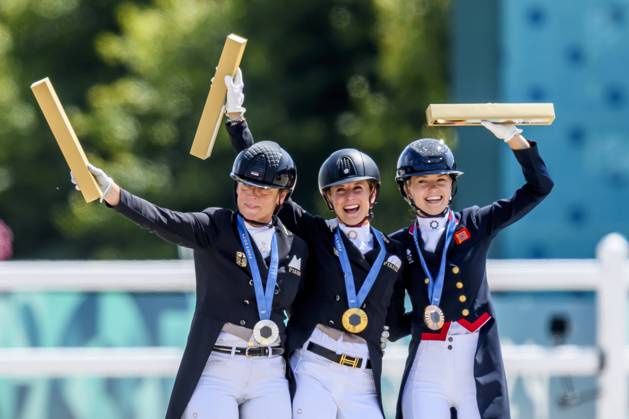 Bilder des Jahres 2024, Sport 08 August Sport Themen der Woche KW31 Sport Bilder des Tages FRA, Olympische Sommerspiele Paris 2024, Reiten, Dressur Einzel Grand Prix Kür, Siegerehrung 04.08.2024, Ch??teau de Versailles, Paris, FRA, Olympische Sommerspiele Paris 2024, Reiten, Dressur Einzel Grand Prix Kür, Siegerehrung im Bild von BREDOW-WERNDL Jessica (GER) auf TSF DALERA BB Goldmedaille WERTH Isabell (GER) auf WENDY Silbermedaille FRY Charlotte.(GBR) auf GLAMOURDALE Bronze