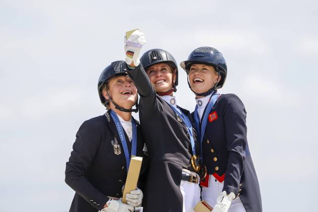 Bilder des Jahres 2024, Sport 08 August Sport Themen der Woche KW31 PARIS - Olympische Sommer Spiele Olympic Summer Games 2024, PARIS - Olympische Sommer Spiele Olympic Summer Games 2024 VON BREDOW-WERNDL Jessica (GER), WERTH Isabell (GER), FRY Charlotte (GBR) Medal ceremony Siegerehrung Medallien Individual Final Grand Prix Kür Freestyle Paris, Schloss Versailles, ChÃ¢teau de Versailles 04. August 2024 -