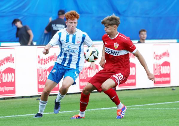 03.08.24 FC Hansa Rostock - VfB Stuttgart II Deutschland, Rostock, 03.08.2024, Fussball, 3. Liga, FC Hansa Rostock - VfB Stuttgart II (1:1): v.l. Tim Krohn (FC Hansa Rostock), Leon Reichardt (VfB Stuttgart II).