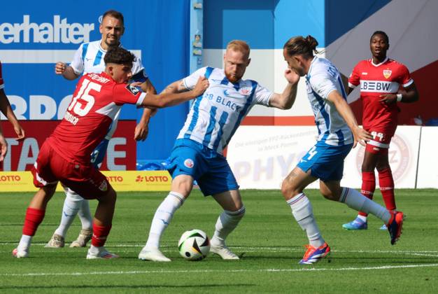 03.08.24 FC Hansa Rostock - VfB Stuttgart II Deutschland, Rostock, 03.08.2024, Fussball, 3. Liga, FC Hansa Rostock - VfB Stuttgart II (1:1): v.l. Luan Simnica (VfB Stuttgart II), Nils Fröling (FC Hansa Rostock).