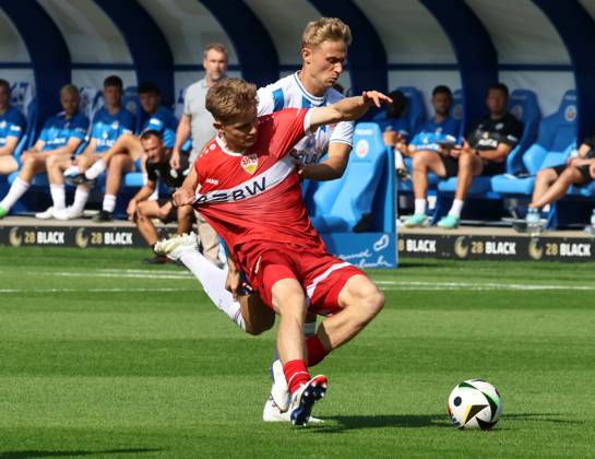 03.08.24 FC Hansa Rostock - VfB Stuttgart II Deutschland, Rostock, 03.08.2024, Fussball, 3. Liga, FC Hansa Rostock - VfB Stuttgart II (1:1): v.l. Tom Barth (VfB Stuttgart II), Cedric Harenbrock (FC Hansa Rostock).