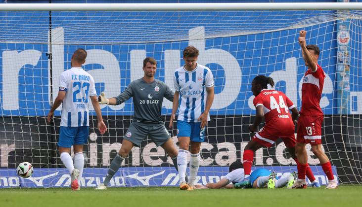 03.08.24 FC Hansa Rostock - VfB Stuttgart II Deutschland, Rostock, 03.08.2024, Fussball, 3. Liga, FC Hansa Rostock - VfB Stuttgart II (1:1): Benjamin Uphoff (FC Hansa Rostock); Tor 1:1 Boakye.