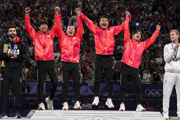 Bilder des Jahres 2024, Sport 08 August Sport Themen der Woche KW31 Sport Bilder des Tages August 4, 2024, Paris, Paris, FRANCE: Silver medallists Filippo Macchi, Tommaso Marini, Alessio Foconi and Guillaume Bianchi of Italy; Gold medallists Takahiro Shikine, Yudai Nagano, Kyosuke Matsuyama and Kazuki Iimura of Japan, and Bronze medallists Julien Mertine, Maxime Pauty, Enzo Lefort and Maximilien Chastanet of France celebrate on the podium during Men s Foil Team Gold Medal Match of the Fencing on Grand Palais - Podium Piste during the Paris 2024 Olympics Games on August 4, 2024 in Paris, France. Paris FRANCE - ZUMAa181 20240804_zaa_a181_470 Copyright: xAlvaroxDiazx