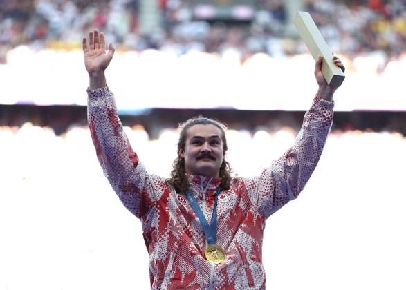 Sport Bilder des Tages (240805) -- PARIS, Aug. 5, 2024 -- Gold medalist Ethan Katzberg of Canada reacts during the victory ceremony of the men s hammer throw of Athletics at the Paris 2024 Olympic Games, Olympische Spiele, Olympia, OS in Paris, France, Aug. 5, 2024. ) (PARIS2024) FRANCE-PARIS-OLY-ATHLETICS-HAMMER THROW-MEN LixYing 