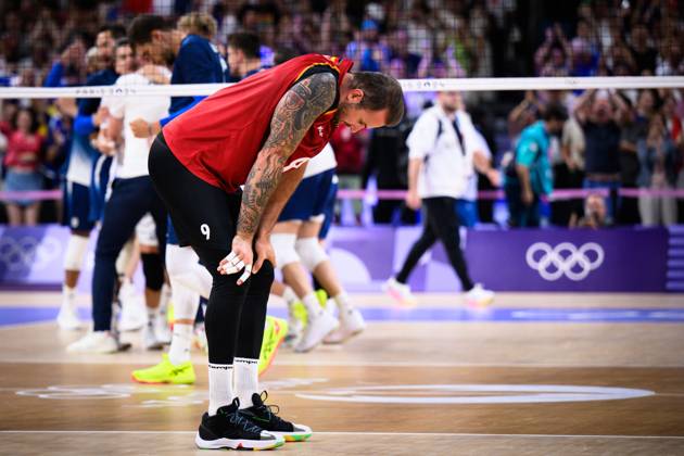 05.08.2024, Paris, Arena Paris Süd Volleyball, Olympische Spiele, Viertelfinale, Frankreich (FRA) vs. Deutschland (GER) Georg Grozer ( 9 GER) enttäuscht enttaeuscht traurig nach Niederlage