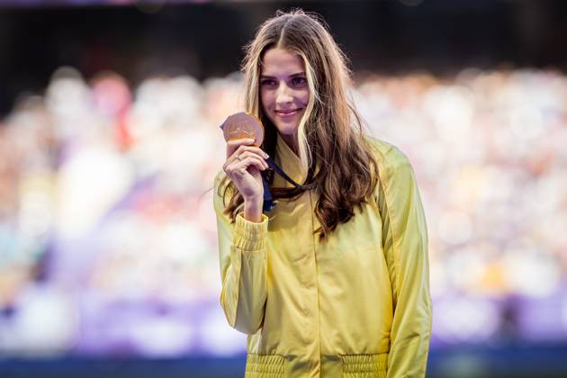 Olympische Spiele (Leichtathletik); Paris, 05.08.2024 Yaroslava MAHUCHIKH of Ukraine with gold medal during the medal ceremony for the womens high jump at the Olympic Games, Olympische Spiele, Olympia, OS Paris 05.08.2024. Copyright: xBEAUTIFULxSPORTS OlafxRellischx