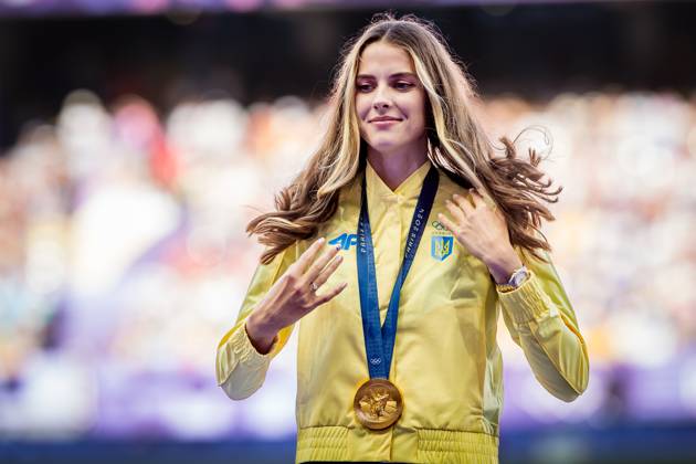 Olympische Spiele (Leichtathletik); Paris, 05.08.2024 Yaroslava MAHUCHIKH of Ukraine during the medal ceremony for the womens high jump at the Olympic Games, Olympische Spiele, Olympia, OS Paris 05.08.2024. Copyright: xBEAUTIFULxSPORTS OlafxRellischx