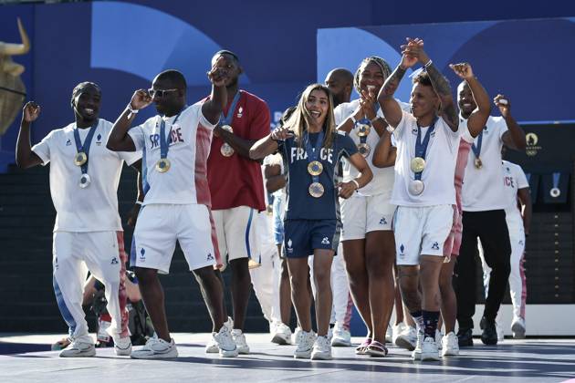 Paris 2024 - Fans welcome medalists at the Parc des Champions in Paris Judo Mixed Team Gold Medalists Team France celebrating as fans welcome champions at the Parc des Champions at Trocadero, during the Paris 2024 Olympic Games, Olympische Spiele, Olympia, OS on August 5, 2024. Photo by Firas Abdullah ABACAPRESS.COM Paris Ile-de-France Greece Copyright: xAbdullahxFiras ABACAx