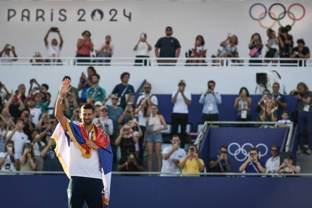 Paris 2024 - Fans welcome medalists at the Parc des Champions in Paris Men s Tennis Singles gold medalist Novak Djokovic of Team Serbia celebrating as fans welcome champions at the Parc des Champions at Trocadero, during the Paris 2024 Olympic Games, Olympische Spiele, Olympia, OS on August 5, 2024. Photo by Firas Abdullah ABACAPRESS.COM Paris Ile-de-France Greece Copyright: xAbdullahxFiras ABACAx