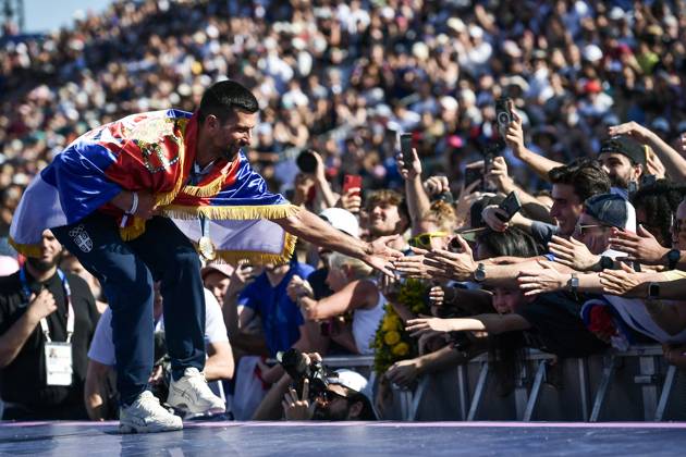 Sport Bilder des Tages Paris 2024 - Fans welcome medalists at the Parc des Champions in Paris Men s Tennis Singles gold medalist Novak Djokovic of Team Serbia celebrating as fans welcome champions at the Parc des Champions at Trocadero, during the Paris 2024 Olympic Games, Olympische Spiele, Olympia, OS on August 5, 2024. Photo by Firas Abdullah ABACAPRESS.COM Paris Ile-de-France Greece Copyright: xAbdullahxFiras ABACAx