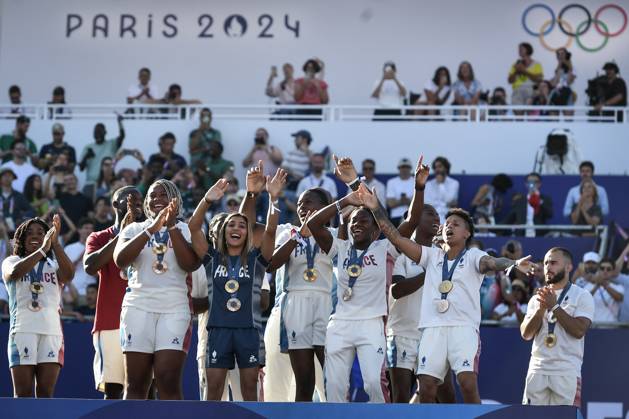 Paris 2024 - Fans welcome medalists at the Parc des Champions in Paris Judo Mixed Team Gold Medalists Team France celebrating as fans welcome champions at the Parc des Champions at Trocadero, during the Paris 2024 Olympic Games, Olympische Spiele, Olympia, OS on August 5, 2024. Photo by Firas Abdullah ABACAPRESS.COM Paris Ile-de-France Greece Copyright: xAbdullahxFiras ABACAx