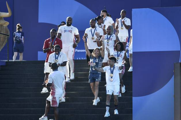Paris 2024 - Fans welcome medalists at the Parc des Champions in Paris Judo Mixed Team Gold Medalists Team France celebrating as fans welcome champions at the Parc des Champions at Trocadero, during the Paris 2024 Olympic Games, Olympische Spiele, Olympia, OS on August 5, 2024. Photo by Firas Abdullah ABACAPRESS.COM Paris Ile-de-France Greece Copyright: xAbdullahxFiras ABACAx