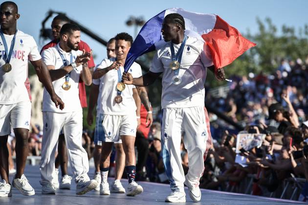 Paris 2024 - Fans welcome medalists at the Parc des Champions in Paris Judo Mixed Team Gold Medalists Team France with Joan-Benjamin Gaba celebrating as fans welcome champions at the Parc des Champions at Trocadero, during the Paris 2024 Olympic Games, Olympische Spiele, Olympia, OS on August 5, 2024. Photo by Firas Abdullah ABACAPRESS.COM Paris Ile-de-France Greece Copyright: xAbdullahxFiras ABACAx