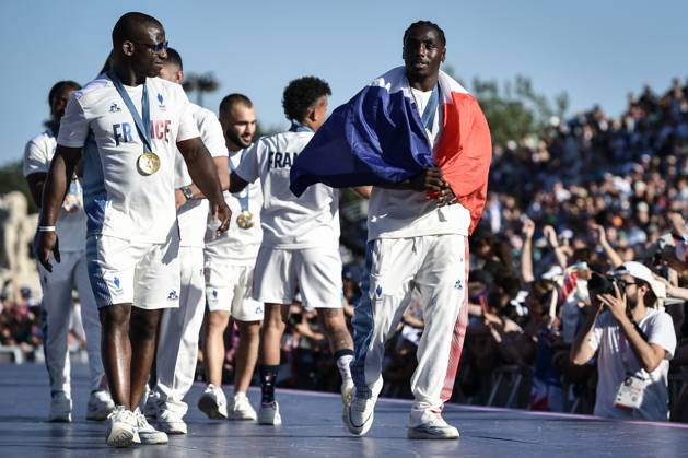 Paris 2024 - Fans welcome medalists at the Parc des Champions in Paris Judo Mixed Team Gold Medalists Team France with Joan-Benjamin Gaba celebrating as fans welcome champions at the Parc des Champions at Trocadero, during the Paris 2024 Olympic Games, Olympische Spiele, Olympia, OS on August 5, 2024. Photo by Firas Abdullah ABACAPRESS.COM Paris Ile-de-France Greece Copyright: xAbdullahxFiras ABACAx